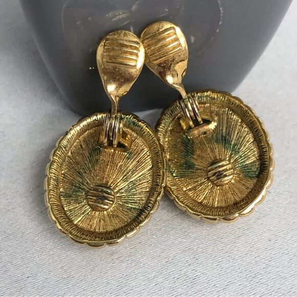 Vintage 1980s Monet Pearlescent Oval Gold Tone Clip On Earrings Signature Stamp - Picture 6 of 16